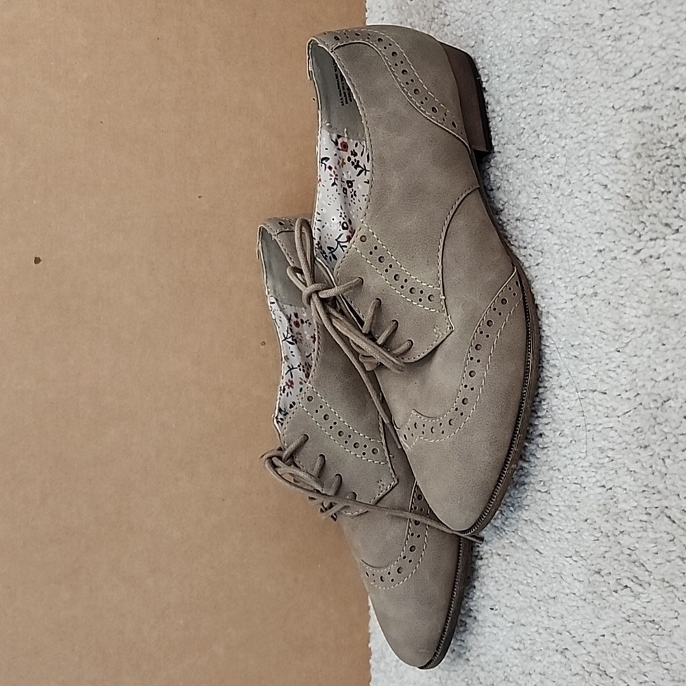 Restricted Oxford shoes